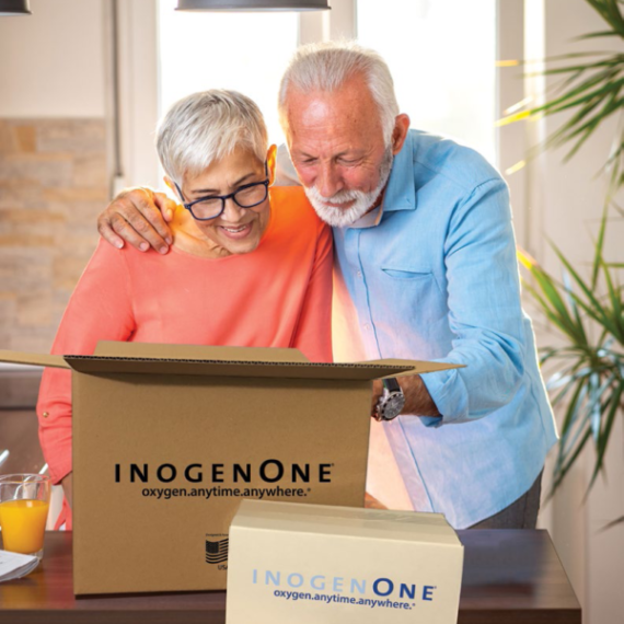 Inogen-One-G5-couple-opening-box-600x642